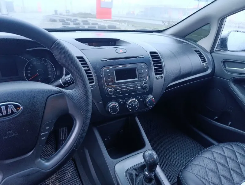 Продам kia церато, 2013 г. в., пробег 312000. мотор 1,6 механика(6 ступка), очень экономичный и надёжный автомобиль. сухой, работает ровно, коробка переключается мягко. ходовка обслужена, без посторонних звуков. два ключа. хорошая зимняя резина. кондиционер работает. без дтп. кузов и салон в отличном. . на 300т. произведена замена цепи, сцепления (в сборе), тормозных дисков с колодками. на 309 замена масла в двс с фильтрами. цена 830.000₽ торг. +79497224839 📲 tg: виталий сергеевич 📞 звоните: +7(949)7224839 - фотография - 7
