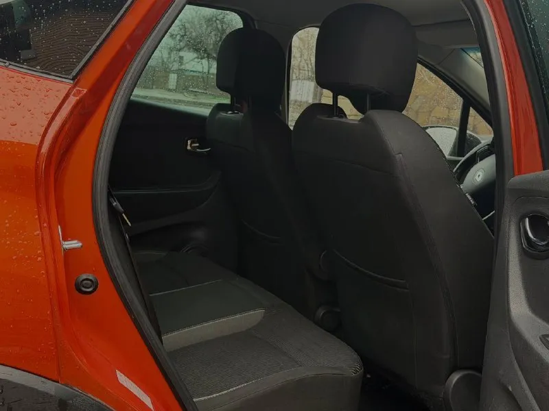 Продам renault captur год: 2017 объем двигателя : 1.6 коробка : автомат, не путайте с вариатором ! пробег : 182.000 родной в родном окрасе без дтп идеальное состояния автомобиля готов на любые проверки за ваш счет каждые 5.000 полное обслуживания за машиной ухаживали салон ухоженный в машине не курили комплектация :подогрев сидений, кнопка старт стоп, подогрев всех стекол, без ключевой доступ, заводской автозапуск с ключа, камера заднего вида, мульти руль, bluetooth, навигация, парктроники, круиз контрол, в машине есть абсолютно все для удобства цена 1.050.000 +79495278015 - фотография - 5