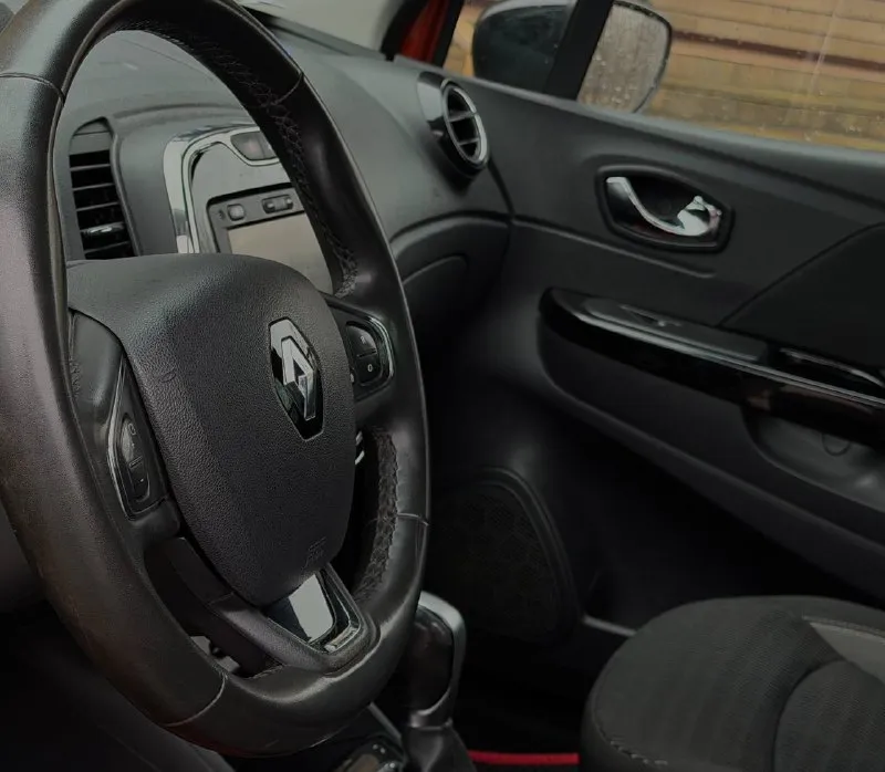 Продам renault captur год: 2017 объем двигателя : 1.6 коробка : автомат, не путайте с вариатором ! пробег : 182.000 родной в родном окрасе без дтп идеальное состояния автомобиля готов на любые проверки за ваш счет каждые 5.000 полное обслуживания за машиной ухаживали салон ухоженный в машине не курили комплектация :подогрев сидений, кнопка старт стоп, подогрев всех стекол, без ключевой доступ, заводской автозапуск с ключа, камера заднего вида, мульти руль, bluetooth, навигация, парктроники, круиз контрол, в машине есть абсолютно все для удобства цена 1.050.000 +79495278015 - фотография - 7