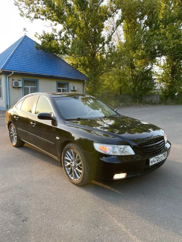 Продам корейский бизнес класс hyundai grandeur tg 2007 год, черный на черном. двигатель 3.3 атмосферный, газ/бензин, на автомате, самая жирная комплектация, расписывать много. собственник, автомобиль в около идеальном состоянии, своевременно обслуживается исключительно оригинальными запчастями, все что менялось и когда расскажу при встрече. бонусом 3 комплекта резины, 2 комплекта из них новые + 2 комплекта дисков, оригинальные р17 и те что на фото 18. цена 1.150 🍋 хороший торг у автомобиля. осмотр макеевка +79493974174. 📞 звоните: +7(949)3974174 - фотография - 1