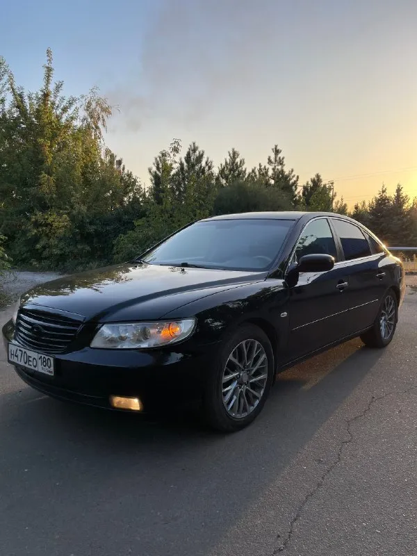 Продам корейский бизнес класс hyundai grandeur tg 2007 год, черный на черном. двигатель 3.3 атмосферный, газ/бензин, на автомате, самая жирная комплектация, расписывать много. собственник, автомобиль в около идеальном состоянии, своевременно обслуживается исключительно оригинальными запчастями, все что менялось и когда расскажу при встрече. бонусом 3 комплекта резины, 2 комплекта из них новые + 2 комплекта дисков, оригинальные р17 и те что на фото 18. цена 1.150 🍋 хороший торг у автомобиля. осмотр макеевка +79493974174. 📞 звоните: +7(949)3974174 - фотография - 3