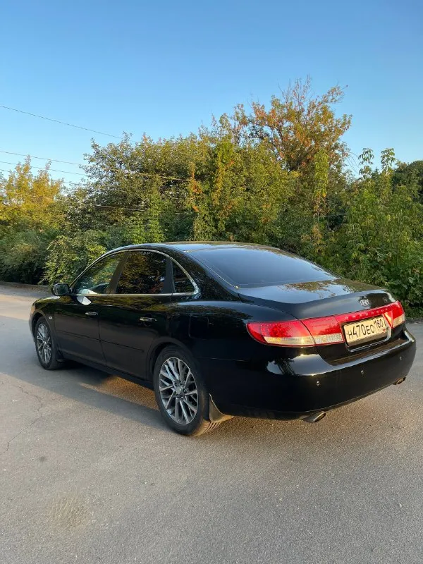 Продам корейский бизнес класс hyundai grandeur tg 2007 год, черный на черном. двигатель 3.3 атмосферный, газ/бензин, на автомате, самая жирная комплектация, расписывать много. собственник, автомобиль в около идеальном состоянии, своевременно обслуживается исключительно оригинальными запчастями, все что менялось и когда расскажу при встрече. бонусом 3 комплекта резины, 2 комплекта из них новые + 2 комплекта дисков, оригинальные р17 и те что на фото 18. цена 1.150 🍋 хороший торг у автомобиля. осмотр макеевка +79493974174. 📞 звоните: +7(949)3974174 - фотография - 4