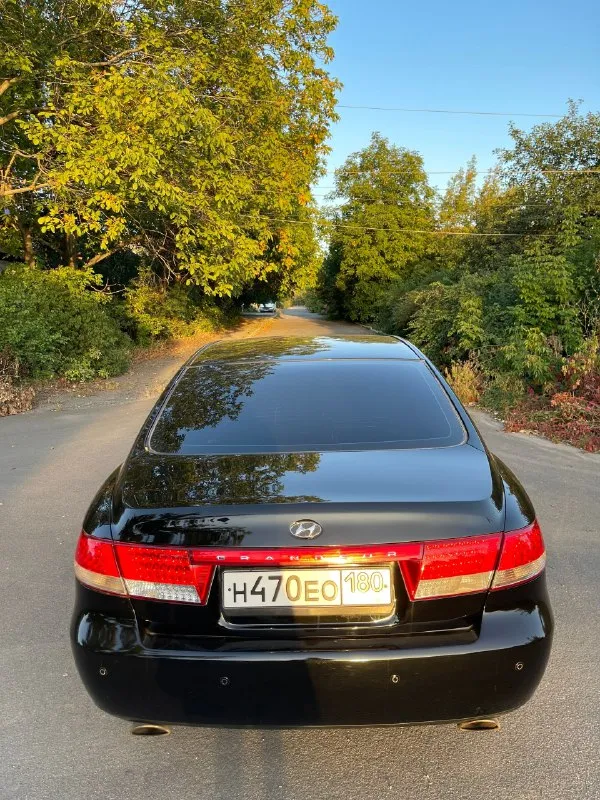 Продам корейский бизнес класс hyundai grandeur tg 2007 год, черный на черном. двигатель 3.3 атмосферный, газ/бензин, на автомате, самая жирная комплектация, расписывать много. собственник, автомобиль в около идеальном состоянии, своевременно обслуживается исключительно оригинальными запчастями, все что менялось и когда расскажу при встрече. бонусом 3 комплекта резины, 2 комплекта из них новые + 2 комплекта дисков, оригинальные р17 и те что на фото 18. цена 1.150 🍋 хороший торг у автомобиля. осмотр макеевка +79493974174. 📞 звоните: +7(949)3974174 - фотография - 5