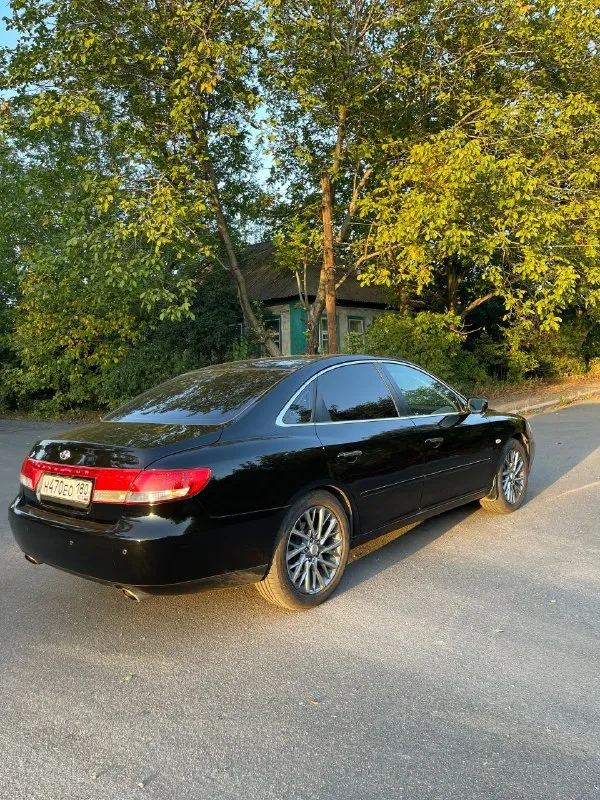 Продам корейский бизнес класс hyundai grandeur tg 2007 год, черный на черном. двигатель 3.3 атмосферный, газ/бензин, на автомате, самая жирная комплектация, расписывать много. собственник, автомобиль в около идеальном состоянии, своевременно обслуживается исключительно оригинальными запчастями, все что менялось и когда расскажу при встрече. бонусом 3 комплекта резины, 2 комплекта из них новые + 2 комплекта дисков, оригинальные р17 и те что на фото 18. цена 1.150 🍋 хороший торг у автомобиля. осмотр макеевка +79493974174. 📞 звоните: +7(949)3974174 - фотография - 6