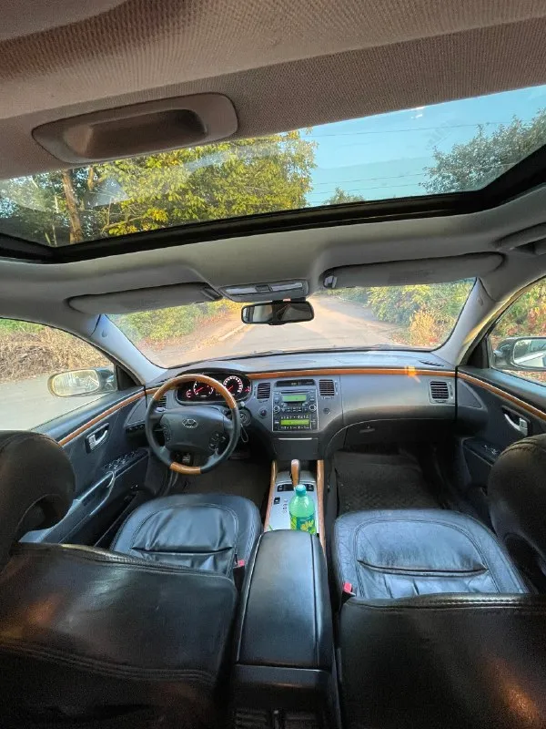 Продам корейский бизнес класс hyundai grandeur tg 2007 год, черный на черном. двигатель 3.3 атмосферный, газ/бензин, на автомате, самая жирная комплектация, расписывать много. собственник, автомобиль в около идеальном состоянии, своевременно обслуживается исключительно оригинальными запчастями, все что менялось и когда расскажу при встрече. бонусом 3 комплекта резины, 2 комплекта из них новые + 2 комплекта дисков, оригинальные р17 и те что на фото 18. цена 1.150 🍋 хороший торг у автомобиля. осмотр макеевка +79493974174. 📞 звоните: +7(949)3974174 - фотография - 7
