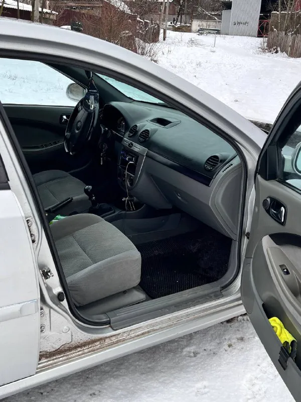 Продам chevrolet lacetti пробег 355.000 год 2007 объем мотора 1.6 ( после кап. ремонта, не троит, не дымит) машинка хорошая, я собственник, полное переоформление. в машине новое лобовое стекло, ходовая часть перебрана в круг, новые тормозные диски в круг, 4 стеклоподъемника, стоит неплохая музыка, кондиционер и печка работают на отлично, 2 ключа, сигнализация, электрорегулировка зеркал и подогрев. цена: 350.000 (торг присутствует) +79494076772 📲 tg: @night_man11 📞 звоните: +7(949)4076772 - фотография - 4
