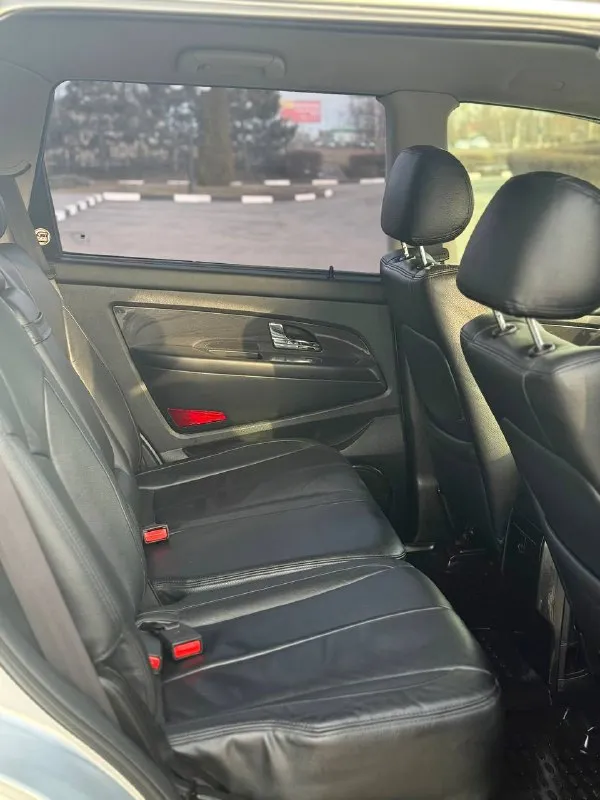 В продаже ssanyong rexton 2.7 л, дизель, 185 л. с, двигатель и коробка ‘mercedes’ с внушительным ресурсом и надёжностью, технически обслужен, заменены масла, фильтра, в ноябре произведён ремонт тнвд, ревизия форсунок, перебрана вся ходовая часть (шаровые, пыльники, рычаги и т. д) никаких дополнительных вложений - не требует. максимальная комплектация : климат с круизом, память сидений с электроприводом, обогревы и сидений и зоны дворников, мультируль, датчики света и дождя, эл. зеркала со складыванием, два комплекта премиальной резины от «yokohama». багажное отделение практически на ‘кубометр’. сохранены все сервисные книжки с автосалона. клиренс поднят. установлен «силовой фаркоп». оптика переупакована, новые bi led модули, два дальних, свет достойный, всё затянуто в ‘броню’, крыша в том числе. проложена шумоизоляция в профессиональной студии. есть «турботаймер», заводская webasto. гнили и ржавчины нигде нет. рама целая, с завода - безномерная (жирный +) техосмотр пройден, авто готово к оформлению. цена : 990,000 рублей. обмен не рассматриваю. территориально находится в г макеевка (центр) контакты : +7(949)077-65-85, +7(950)710-27-27 если не дозвонились, напишите в лс, перезвоню. - фотография - 10