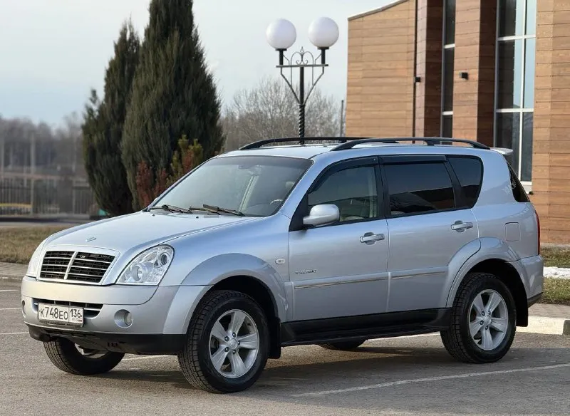 В продаже ssanyong rexton 2.7 л, дизель, 185 л. с, двигатель и коробка ‘mercedes’ с внушительным ресурсом и надёжностью, технически обслужен, заменены масла, фильтра, в ноябре произведён ремонт тнвд, ревизия форсунок, перебрана вся ходовая часть (шаровые, пыльники, рычаги и т. д) никаких дополнительных вложений - не требует. максимальная комплектация : климат с круизом, память сидений с электроприводом, обогревы и сидений и зоны дворников, мультируль, датчики света и дождя, эл. зеркала со складыванием, два комплекта премиальной резины от «yokohama». багажное отделение практически на ‘кубометр’. сохранены все сервисные книжки с автосалона. клиренс поднят. установлен «силовой фаркоп». оптика переупакована, новые bi led модули, два дальних, свет достойный, всё затянуто в ‘броню’, крыша в том числе. проложена шумоизоляция в профессиональной студии. есть «турботаймер», заводская webasto. гнили и ржавчины нигде нет. рама целая, с завода - безномерная (жирный +) техосмотр пройден, авто готово к оформлению. цена : 990,000 рублей. обмен не рассматриваю. территориально находится в г макеевка (центр) контакты : +7(949)077-65-85, +7(950)710-27-27 если не дозвонились, напишите в лс, перезвоню. - фотография - 2