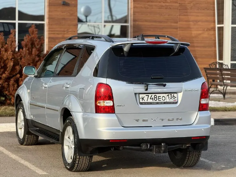 В продаже ssanyong rexton 2.7 л, дизель, 185 л. с, двигатель и коробка ‘mercedes’ с внушительным ресурсом и надёжностью, технически обслужен, заменены масла, фильтра, в ноябре произведён ремонт тнвд, ревизия форсунок, перебрана вся ходовая часть (шаровые, пыльники, рычаги и т. д) никаких дополнительных вложений - не требует. максимальная комплектация : климат с круизом, память сидений с электроприводом, обогревы и сидений и зоны дворников, мультируль, датчики света и дождя, эл. зеркала со складыванием, два комплекта премиальной резины от «yokohama». багажное отделение практически на ‘кубометр’. сохранены все сервисные книжки с автосалона. клиренс поднят. установлен «силовой фаркоп». оптика переупакована, новые bi led модули, два дальних, свет достойный, всё затянуто в ‘броню’, крыша в том числе. проложена шумоизоляция в профессиональной студии. есть «турботаймер», заводская webasto. гнили и ржавчины нигде нет. рама целая, с завода - безномерная (жирный +) техосмотр пройден, авто готово к оформлению. цена : 990,000 рублей. обмен не рассматриваю. территориально находится в г макеевка (центр) контакты : +7(949)077-65-85, +7(950)710-27-27 если не дозвонились, напишите в лс, перезвоню. - фотография - 3