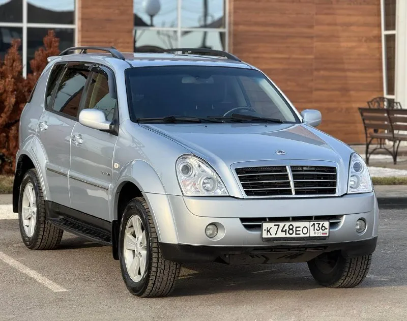 В продаже ssanyong rexton 2.7 л, дизель, 185 л. с, двигатель и коробка ‘mercedes’ с внушительным ресурсом и надёжностью, технически обслужен, заменены масла, фильтра, в ноябре произведён ремонт тнвд, ревизия форсунок, перебрана вся ходовая часть (шаровые, пыльники, рычаги и т. д) никаких дополнительных вложений - не требует. максимальная комплектация : климат с круизом, память сидений с электроприводом, обогревы и сидений и зоны дворников, мультируль, датчики света и дождя, эл. зеркала со складыванием, два комплекта премиальной резины от «yokohama». багажное отделение практически на ‘кубометр’. сохранены все сервисные книжки с автосалона. клиренс поднят. установлен «силовой фаркоп». оптика переупакована, новые bi led модули, два дальних, свет достойный, всё затянуто в ‘броню’, крыша в том числе. проложена шумоизоляция в профессиональной студии. есть «турботаймер», заводская webasto. гнили и ржавчины нигде нет. рама целая, с завода - безномерная (жирный +) техосмотр пройден, авто готово к оформлению. цена : 990,000 рублей. обмен не рассматриваю. территориально находится в г макеевка (центр) контакты : +7(949)077-65-85, +7(950)710-27-27 если не дозвонились, напишите в лс, перезвоню. - фотография - 4