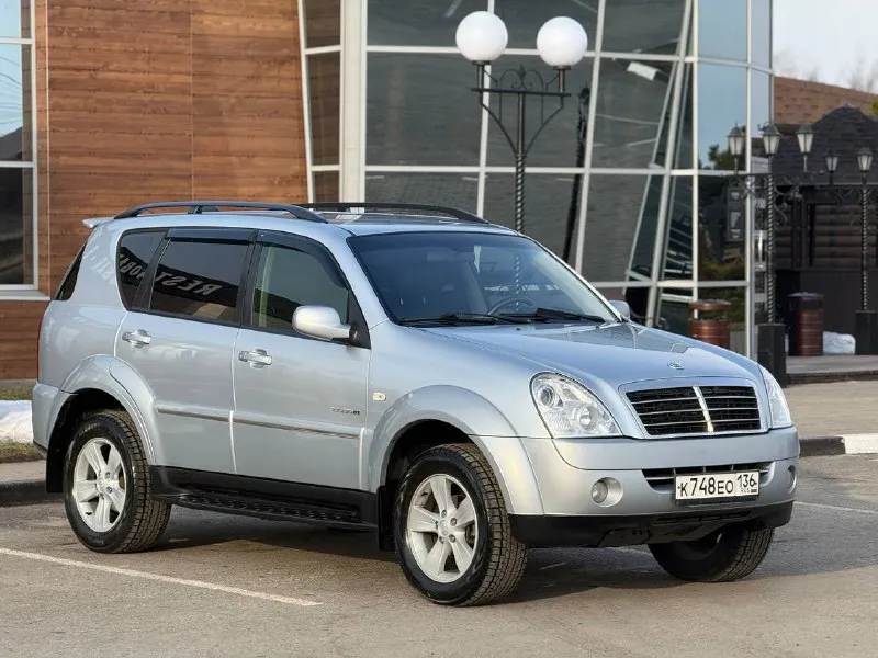 В продаже ssanyong rexton 2.7 л, дизель, 185 л. с, двигатель и коробка ‘mercedes’ с внушительным ресурсом и надёжностью, технически обслужен, заменены масла, фильтра, в ноябре произведён ремонт тнвд, ревизия форсунок, перебрана вся ходовая часть (шаровые, пыльники, рычаги и т. д) никаких дополнительных вложений - не требует. максимальная комплектация : климат с круизом, память сидений с электроприводом, обогревы и сидений и зоны дворников, мультируль, датчики света и дождя, эл. зеркала со складыванием, два комплекта премиальной резины от «yokohama». багажное отделение практически на ‘кубометр’. сохранены все сервисные книжки с автосалона. клиренс поднят. установлен «силовой фаркоп». оптика переупакована, новые bi led модули, два дальних, свет достойный, всё затянуто в ‘броню’, крыша в том числе. проложена шумоизоляция в профессиональной студии. есть «турботаймер», заводская webasto. гнили и ржавчины нигде нет. рама целая, с завода - безномерная (жирный +) техосмотр пройден, авто готово к оформлению. цена : 990,000 рублей. обмен не рассматриваю. территориально находится в г макеевка (центр) контакты : +7(949)077-65-85, +7(950)710-27-27 если не дозвонились, напишите в лс, перезвоню. - фотография - 5
