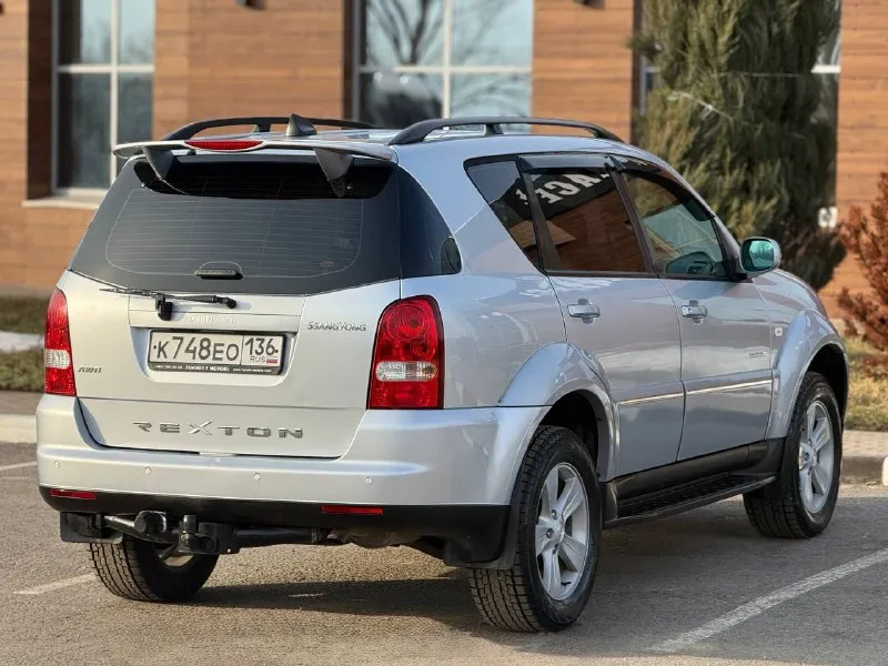 В продаже ssanyong rexton 2.7 л, дизель, 185 л. с, двигатель и коробка ‘mercedes’ с внушительным ресурсом и надёжностью, технически обслужен, заменены масла, фильтра, в ноябре произведён ремонт тнвд, ревизия форсунок, перебрана вся ходовая часть (шаровые, пыльники, рычаги и т. д) никаких дополнительных вложений - не требует. максимальная комплектация : климат с круизом, память сидений с электроприводом, обогревы и сидений и зоны дворников, мультируль, датчики света и дождя, эл. зеркала со складыванием, два комплекта премиальной резины от «yokohama». багажное отделение практически на ‘кубометр’. сохранены все сервисные книжки с автосалона. клиренс поднят. установлен «силовой фаркоп». оптика переупакована, новые bi led модули, два дальних, свет достойный, всё затянуто в ‘броню’, крыша в том числе. проложена шумоизоляция в профессиональной студии. есть «турботаймер», заводская webasto. гнили и ржавчины нигде нет. рама целая, с завода - безномерная (жирный +) техосмотр пройден, авто готово к оформлению. цена : 990,000 рублей. обмен не рассматриваю. территориально находится в г макеевка (центр) контакты : +7(949)077-65-85, +7(950)710-27-27 если не дозвонились, напишите в лс, перезвоню. - фотография - 6