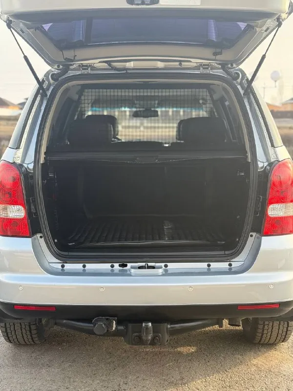 В продаже ssanyong rexton 2.7 л, дизель, 185 л. с, двигатель и коробка ‘mercedes’ с внушительным ресурсом и надёжностью, технически обслужен, заменены масла, фильтра, в ноябре произведён ремонт тнвд, ревизия форсунок, перебрана вся ходовая часть (шаровые, пыльники, рычаги и т. д) никаких дополнительных вложений - не требует. максимальная комплектация : климат с круизом, память сидений с электроприводом, обогревы и сидений и зоны дворников, мультируль, датчики света и дождя, эл. зеркала со складыванием, два комплекта премиальной резины от «yokohama». багажное отделение практически на ‘кубометр’. сохранены все сервисные книжки с автосалона. клиренс поднят. установлен «силовой фаркоп». оптика переупакована, новые bi led модули, два дальних, свет достойный, всё затянуто в ‘броню’, крыша в том числе. проложена шумоизоляция в профессиональной студии. есть «турботаймер», заводская webasto. гнили и ржавчины нигде нет. рама целая, с завода - безномерная (жирный +) техосмотр пройден, авто готово к оформлению. цена : 990,000 рублей. обмен не рассматриваю. территориально находится в г макеевка (центр) контакты : +7(949)077-65-85, +7(950)710-27-27 если не дозвонились, напишите в лс, перезвоню. - фотография - 7