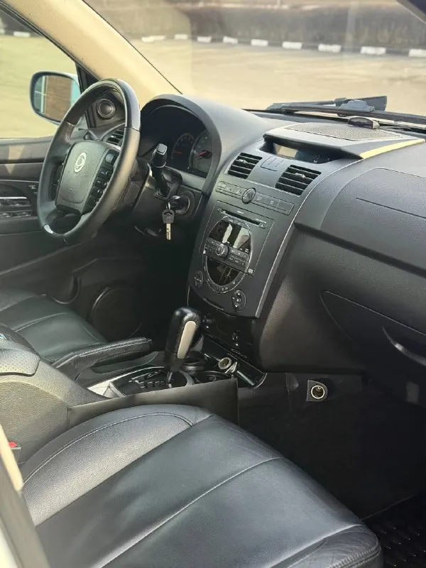 В продаже ssanyong rexton 2.7 л, дизель, 185 л. с, двигатель и коробка ‘mercedes’ с внушительным ресурсом и надёжностью, технически обслужен, заменены масла, фильтра, в ноябре произведён ремонт тнвд, ревизия форсунок, перебрана вся ходовая часть (шаровые, пыльники, рычаги и т. д) никаких дополнительных вложений - не требует. максимальная комплектация : климат с круизом, память сидений с электроприводом, обогревы и сидений и зоны дворников, мультируль, датчики света и дождя, эл. зеркала со складыванием, два комплекта премиальной резины от «yokohama». багажное отделение практически на ‘кубометр’. сохранены все сервисные книжки с автосалона. клиренс поднят. установлен «силовой фаркоп». оптика переупакована, новые bi led модули, два дальних, свет достойный, всё затянуто в ‘броню’, крыша в том числе. проложена шумоизоляция в профессиональной студии. есть «турботаймер», заводская webasto. гнили и ржавчины нигде нет. рама целая, с завода - безномерная (жирный +) техосмотр пройден, авто готово к оформлению. цена : 990,000 рублей. обмен не рассматриваю. территориально находится в г макеевка (центр) контакты : +7(949)077-65-85, +7(950)710-27-27 если не дозвонились, напишите в лс, перезвоню. - фотография - 9
