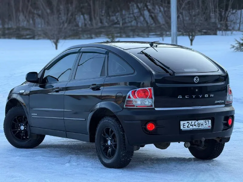 В продаже ssanyong actyon, 2.0 л (турбодизель) пробег : 137,890 км. год выпуска : 2007. без дтп. двигатель сухой, работает отлично, ошибок нет. неубиваемый (nag1) автомат, переключает едва заметно, никаких пинков, пробуксовок, частично заменено масло, фильтр, и прокладка поддона в ноябре месяце. ходовая часть отрабатывает отл. остекление в круг заводское включая и лобовое. никаких дополнительных вложений - не требует. подключаемый полный привод с понижайкой, с завода в заднем мосту установлен «самоблок». хорошая комплектация : круиз и климат, датчик дождя и датчик света, мультируль, . подогревы и сидений и зеркал, . доводчики окон, . автозапуск, установлен предпусковой подогреватель фирмы «eberspacher», запуск возможен в любой мороз. есть фаркоп, парктроники, камера заднего вида, громкая связь, навигация. резина зимняя/летняя. техосмотр пройден, авто готово к оформлению. контакты : +7 (949) 363-52-68 (есть «telegram») цена : 750,000 рублей. обмен не рассматриваю. территориально находится в г макеевка (центр) - фотография - 3