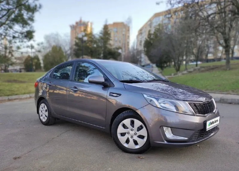 Продам кia rio 1.6 ат 2014,модельный ряд 2015. по факту 1 собственник. 51000 подтвержденный пробег. полностью в родной краске!очень хорошее состояние салона. все то проводились по регламенту, сейчас делать ничего не нужно. техосмотр пройден недавно. хорошая новая зимняя резина. практически максимальная комплектация: сигнализация stariine с автозапуском, 3 ключа, гур, 4 эсп, электрорегулировка зеркал, кондиционер, подогрев сидений, руля, лобового, передние и задние дисковые тормоза, мощный 1,6 мотор, автомат!расход топлива 8.8/5.2, функция eco режим. надежный качественный автомобиль, который прослужит вам долгие годы! гаражное хранение!по мелочи есть притертости. реальному покупателю торг. автоподбор, любые проверки без проблем. честный хозяйский автомобиль. могу присутствовать при переоформлением в мрэо. место осмотра донецк центр 1 285 000 торг +7(949)3578224 📲 tg: @annet_325 📞 звоните: +7(949)3578224 - фотография - 2