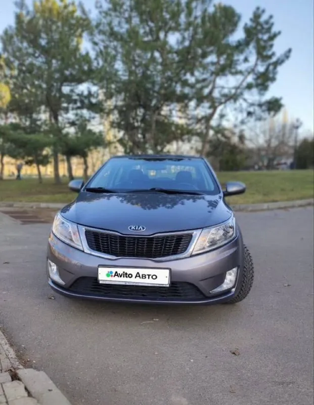 Продам кia rio 1.6 ат 2014,модельный ряд 2015. по факту 1 собственник. 51000 подтвержденный пробег. полностью в родной краске!очень хорошее состояние салона. все то проводились по регламенту, сейчас делать ничего не нужно. техосмотр пройден недавно. хорошая новая зимняя резина. практически максимальная комплектация: сигнализация stariine с автозапуском, 3 ключа, гур, 4 эсп, электрорегулировка зеркал, кондиционер, подогрев сидений, руля, лобового, передние и задние дисковые тормоза, мощный 1,6 мотор, автомат!расход топлива 8.8/5.2, функция eco режим. надежный качественный автомобиль, который прослужит вам долгие годы! гаражное хранение!по мелочи есть притертости. реальному покупателю торг. автоподбор, любые проверки без проблем. честный хозяйский автомобиль. могу присутствовать при переоформлением в мрэо. место осмотра донецк центр 1 285 000 торг +7(949)3578224 📲 tg: @annet_325 📞 звоните: +7(949)3578224 - фотография - 3