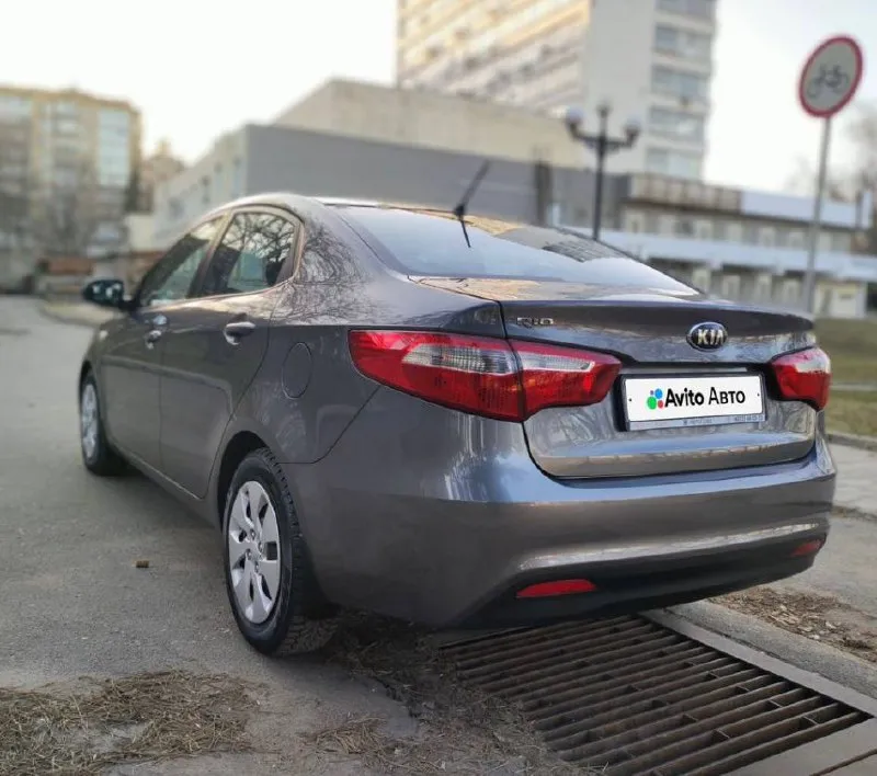 Продам кia rio 1.6 ат 2014,модельный ряд 2015. по факту 1 собственник. 51000 подтвержденный пробег. полностью в родной краске!очень хорошее состояние салона. все то проводились по регламенту, сейчас делать ничего не нужно. техосмотр пройден недавно. хорошая новая зимняя резина. практически максимальная комплектация: сигнализация stariine с автозапуском, 3 ключа, гур, 4 эсп, электрорегулировка зеркал, кондиционер, подогрев сидений, руля, лобового, передние и задние дисковые тормоза, мощный 1,6 мотор, автомат!расход топлива 8.8/5.2, функция eco режим. надежный качественный автомобиль, который прослужит вам долгие годы! гаражное хранение!по мелочи есть притертости. реальному покупателю торг. автоподбор, любые проверки без проблем. честный хозяйский автомобиль. могу присутствовать при переоформлением в мрэо. место осмотра донецк центр 1 285 000 торг +7(949)3578224 📲 tg: @annet_325 📞 звоните: +7(949)3578224 - фотография - 4