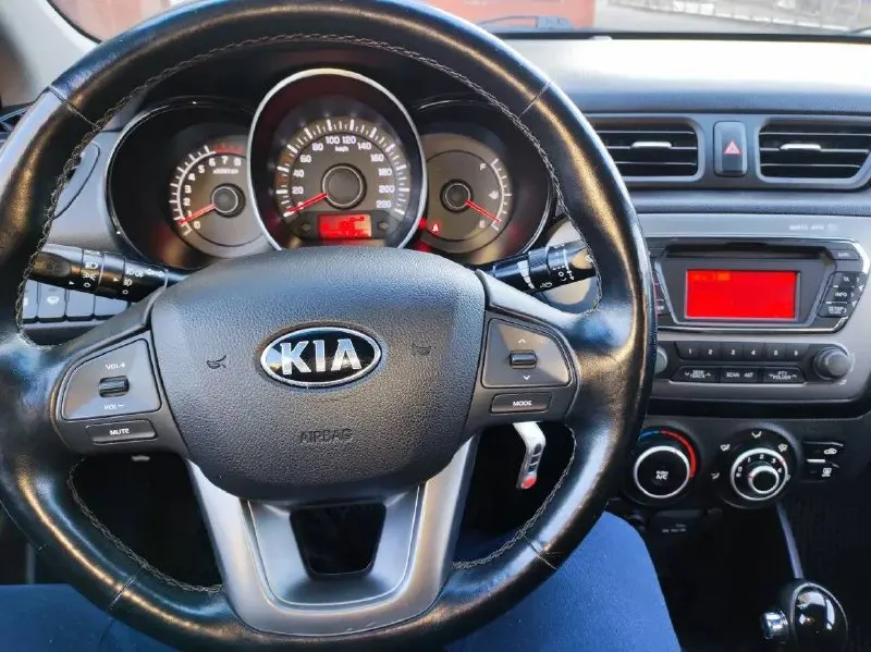 Продам кia rio 1.6 ат 2014,модельный ряд 2015. по факту 1 собственник. 51000 подтвержденный пробег. полностью в родной краске!очень хорошее состояние салона. все то проводились по регламенту, сейчас делать ничего не нужно. техосмотр пройден недавно. хорошая новая зимняя резина. практически максимальная комплектация: сигнализация stariine с автозапуском, 3 ключа, гур, 4 эсп, электрорегулировка зеркал, кондиционер, подогрев сидений, руля, лобового, передние и задние дисковые тормоза, мощный 1,6 мотор, автомат!расход топлива 8.8/5.2, функция eco режим. надежный качественный автомобиль, который прослужит вам долгие годы! гаражное хранение!по мелочи есть притертости. реальному покупателю торг. автоподбор, любые проверки без проблем. честный хозяйский автомобиль. могу присутствовать при переоформлением в мрэо. место осмотра донецк центр 1 285 000 торг +7(949)3578224 📲 tg: @annet_325 📞 звоните: +7(949)3578224 - фотография - 5