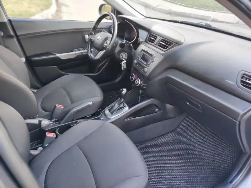 Продам кia rio 1.6 ат 2014,модельный ряд 2015. по факту 1 собственник. 51000 подтвержденный пробег. полностью в родной краске!очень хорошее состояние салона. все то проводились по регламенту, сейчас делать ничего не нужно. техосмотр пройден недавно. хорошая новая зимняя резина. практически максимальная комплектация: сигнализация stariine с автозапуском, 3 ключа, гур, 4 эсп, электрорегулировка зеркал, кондиционер, подогрев сидений, руля, лобового, передние и задние дисковые тормоза, мощный 1,6 мотор, автомат!расход топлива 8.8/5.2, функция eco режим. надежный качественный автомобиль, который прослужит вам долгие годы! гаражное хранение!по мелочи есть притертости. реальному покупателю торг. автоподбор, любые проверки без проблем. честный хозяйский автомобиль. могу присутствовать при переоформлением в мрэо. место осмотра донецк центр 1 285 000 торг +7(949)3578224 📲 tg: @annet_325 📞 звоните: +7(949)3578224 - фотография - 7