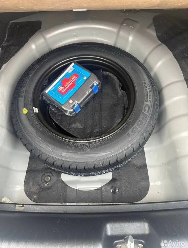 Продам кia rio 1.6 ат 2014,модельный ряд 2015. по факту 1 собственник. 51000 подтвержденный пробег. полностью в родной краске!очень хорошее состояние салона. все то проводились по регламенту, сейчас делать ничего не нужно. техосмотр пройден недавно. хорошая новая зимняя резина. практически максимальная комплектация: сигнализация stariine с автозапуском, 3 ключа, гур, 4 эсп, электрорегулировка зеркал, кондиционер, подогрев сидений, руля, лобового, передние и задние дисковые тормоза, мощный 1,6 мотор, автомат!расход топлива 8.8/5.2, функция eco режим. надежный качественный автомобиль, который прослужит вам долгие годы! гаражное хранение!по мелочи есть притертости. реальному покупателю торг. автоподбор, любые проверки без проблем. честный хозяйский автомобиль. могу присутствовать при переоформлением в мрэо. место осмотра донецк центр 1 285 000 торг +7(949)3578224 📲 tg: @annet_325 📞 звоните: +7(949)3578224 - фотография - 8