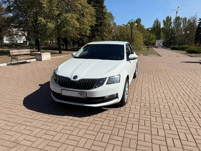 Продам skoda oktavia 2020 года выпуска, пробег 226000 тысяч, двигатель 1.6 в паре с автоматом 6 ступ aisin японский автомат переключает без нареканий, это самая надежная неприхотливая компоновка,2 комплекта резины лето на 17 дисках на абсолютно новой резине, стоит газовая установка, автомобиль без вложений сел и поехал цена 1 650 000 рублей, торг, автомобиль находиться в енакиево телефон +79495582669 - фотография - 2