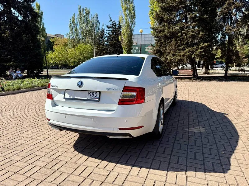 Продам skoda oktavia 2020 года выпуска, пробег 226000 тысяч, двигатель 1.6 в паре с автоматом 6 ступ aisin японский автомат переключает без нареканий, это самая надежная неприхотливая компоновка,2 комплекта резины лето на 17 дисках на абсолютно новой резине, стоит газовая установка, автомобиль без вложений сел и поехал цена 1 650 000 рублей, торг, автомобиль находиться в енакиево телефон +79495582669 - фотография - 4