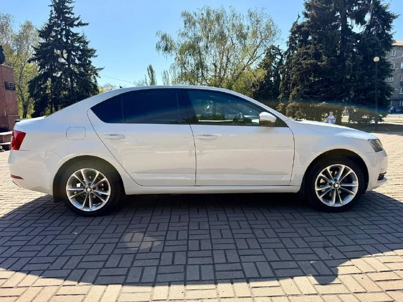 Продам skoda oktavia 2020 года выпуска, пробег 226000 тысяч, двигатель 1.6 в паре с автоматом 6 ступ aisin японский автомат переключает без нареканий, это самая надежная неприхотливая компоновка,2 комплекта резины лето на 17 дисках на абсолютно новой резине, стоит газовая установка, автомобиль без вложений сел и поехал цена 1 650 000 рублей, торг, автомобиль находиться в енакиево телефон +79495582669 - фотография - 7