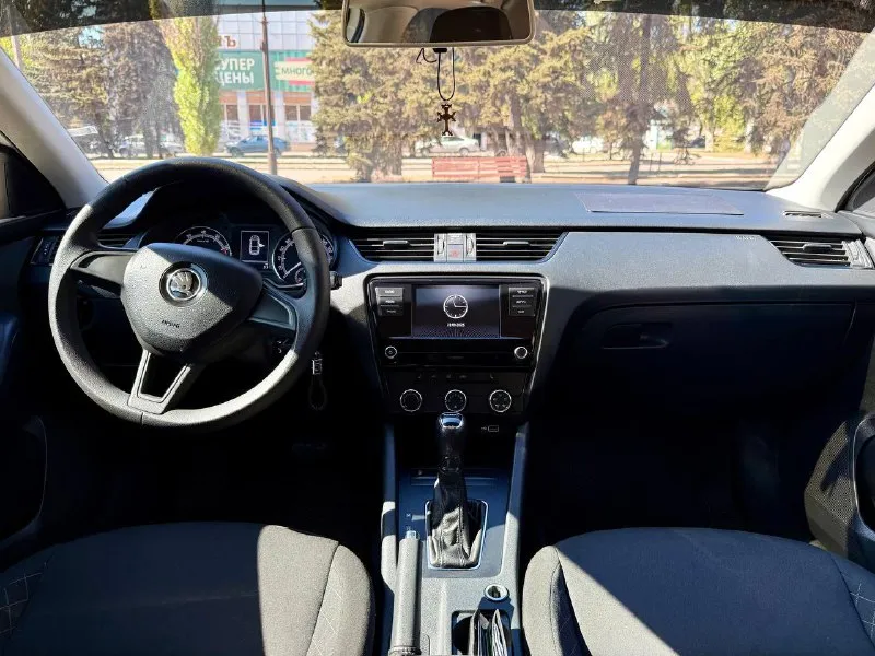 Продам skoda oktavia 2020 года выпуска, пробег 226000 тысяч, двигатель 1.6 в паре с автоматом 6 ступ aisin японский автомат переключает без нареканий, это самая надежная неприхотливая компоновка,2 комплекта резины лето на 17 дисках на абсолютно новой резине, стоит газовая установка, автомобиль без вложений сел и поехал цена 1 650 000 рублей, торг, автомобиль находиться в енакиево телефон +79495582669 - фотография - 9