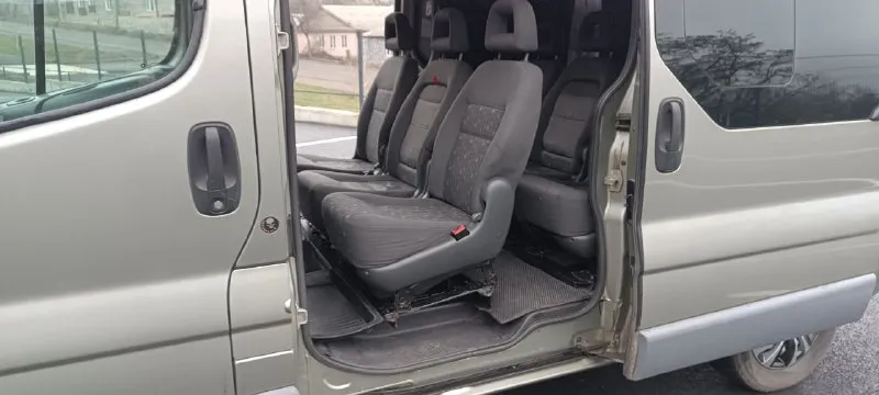 Продаётся renault traffic, 2.5 л дизель 2008г. , 8+1 пробег 421000 (заводской пассажирский минивэн) 2 сдвижные двери. 2 кондиционера автомобиль в очень хорошем состоянии, 20000 км назад вложено более 1млн. р. надёжная работа всех систем: двигатель, коробка передач, тормоза — без нареканий. экономичный дизельный двигатель — низкие затраты на топливо. хорошая шумоизоляция и комфортная подвеска для дальних поездок. автомобиль полностью готов к работе. звоните, пишите — отвечу на все вопросы! 1850000р +79493328048 артем - фотография - 5