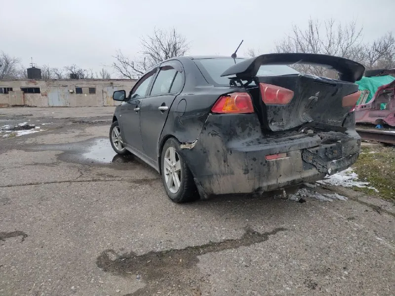Продажа от владельца (с 2017 года). чистая автотека. митсубиси лансер 10 поколения, 2.0 акпп, 2007 год выпуска. пробег реальный и составляет 219 тыс. км. все стекла оригинал. 2 ключа. максимальная комплектация: подрулевые переключатели скоростей, обвес со спойлером, легкосплавные диски r16, накладки под карбон в салоне, кожаный руль, кожаная ручка кулисы, дистанционный центральный замок, климат контроль, круиз контроль, кнопки управления магнитолой на руле. полностью обслужена, недавно сделано большое то: заменено масло в моторе и акпп, заменен антифриз и жидкость гидроусилителя. до дтп была в очень хорошем состоянии. повреждена задняя часть кузова, сработала подушка безопасности пассажирского сиденья. нет времени на восстановление. цена 450 тысяч рублей (небольшой торг для быстрого покупателя). осмотр в районе радио рынка маяк. телефон: +79494643608 - фотография - 4