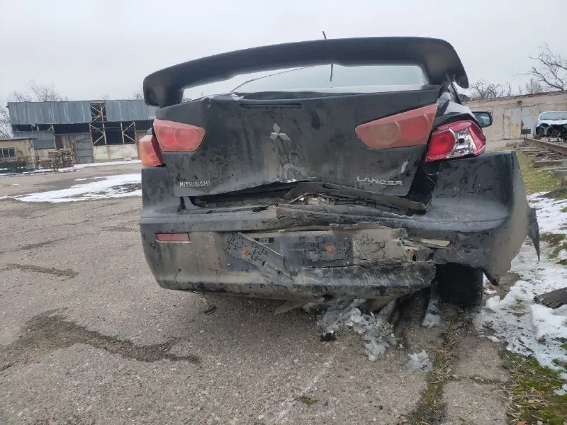 Продажа от владельца (с 2017 года). чистая автотека. митсубиси лансер 10 поколения, 2.0 акпп, 2007 год выпуска. пробег реальный и составляет 219 тыс. км. все стекла оригинал. 2 ключа. максимальная комплектация: подрулевые переключатели скоростей, обвес со спойлером, легкосплавные диски r16, накладки под карбон в салоне, кожаный руль, кожаная ручка кулисы, дистанционный центральный замок, климат контроль, круиз контроль, кнопки управления магнитолой на руле. полностью обслужена, недавно сделано большое то: заменено масло в моторе и акпп, заменен антифриз и жидкость гидроусилителя. до дтп была в очень хорошем состоянии. повреждена задняя часть кузова, сработала подушка безопасности пассажирского сиденья. нет времени на восстановление. цена 450 тысяч рублей (небольшой торг для быстрого покупателя). осмотр в районе радио рынка маяк. телефон: +79494643608 - фотография - 5