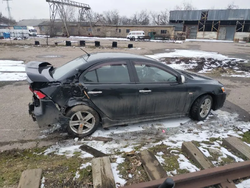 Продажа от владельца (с 2017 года). чистая автотека. митсубиси лансер 10 поколения, 2.0 акпп, 2007 год выпуска. пробег реальный и составляет 219 тыс. км. все стекла оригинал. 2 ключа. максимальная комплектация: подрулевые переключатели скоростей, обвес со спойлером, легкосплавные диски r16, накладки под карбон в салоне, кожаный руль, кожаная ручка кулисы, дистанционный центральный замок, климат контроль, круиз контроль, кнопки управления магнитолой на руле. полностью обслужена, недавно сделано большое то: заменено масло в моторе и акпп, заменен антифриз и жидкость гидроусилителя. до дтп была в очень хорошем состоянии. повреждена задняя часть кузова, сработала подушка безопасности пассажирского сиденья. нет времени на восстановление. цена 450 тысяч рублей (небольшой торг для быстрого покупателя). осмотр в районе радио рынка маяк. телефон: +79494643608 - фотография - 6