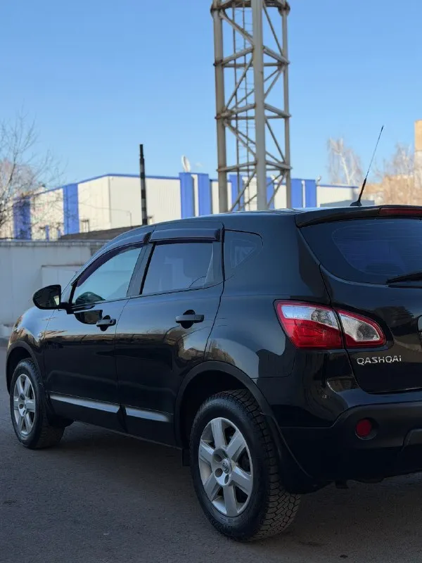 Nissan qashqai 2011г. 1.6 л. мкпп пробег-187 тыс. простой и не прихотливый кроссовер. надежная связка коробки и двигателя. история обслуживания с момента покупки. кузов в заводском окрасе и оцинкован. без единого рыжика, вмятин и остальных дефектов. нечего не снималось и не крутилось. днище и пороги в идеальном состоянии. двигатель работает прекрасно, масло не расходует. коробка переключает уверено, без хрустов и лишних звуков. ходовая отрабатывает все неровности. салон чистый, аккуратный и опрятный. комплектация хорошая: гур, abs, esp, цз, 6 airbag, полный электропакет, кондиционер, электрозеркала с обогревом, омыватель фар, подогрев сидений, мультимедиа с хорошей музыкой, два ключа, сигнализация и т. д все, что должно работать - работает. все соответствует действительности. можете приезжать с любыми специалистами и приборами. авто целый, честный и заводской, без колхоза. юридически чистый. авто находится в г. алчевск(лнр) цена: 1 млн. 65 тыс. торг на месте тел. и тг: 8 ( 📞 звоните: +7(959)5670312 - фотография - 4