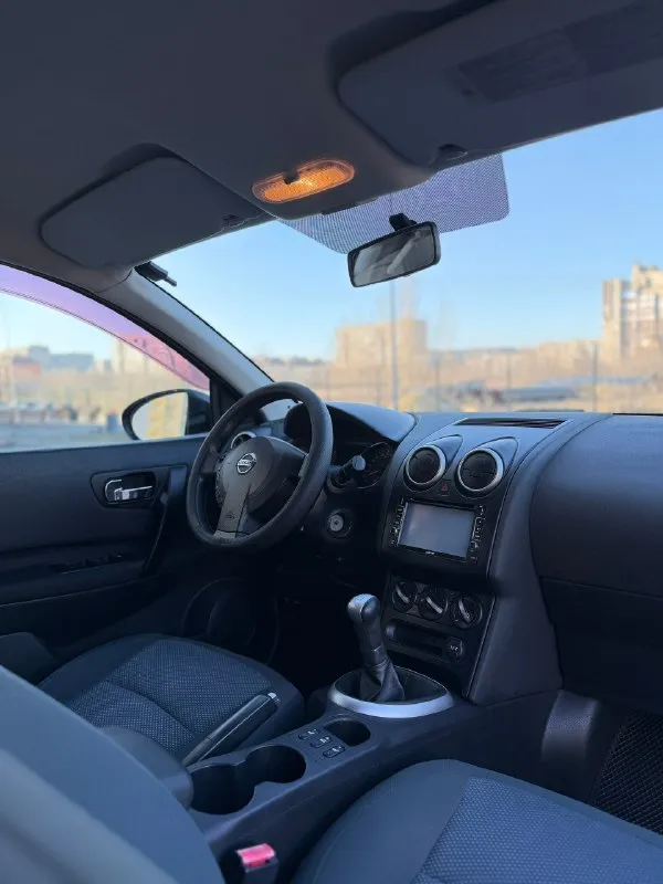 Nissan qashqai 2011г. 1.6 л. мкпп пробег-187 тыс. простой и не прихотливый кроссовер. надежная связка коробки и двигателя. история обслуживания с момента покупки. кузов в заводском окрасе и оцинкован. без единого рыжика, вмятин и остальных дефектов. нечего не снималось и не крутилось. днище и пороги в идеальном состоянии. двигатель работает прекрасно, масло не расходует. коробка переключает уверено, без хрустов и лишних звуков. ходовая отрабатывает все неровности. салон чистый, аккуратный и опрятный. комплектация хорошая: гур, abs, esp, цз, 6 airbag, полный электропакет, кондиционер, электрозеркала с обогревом, омыватель фар, подогрев сидений, мультимедиа с хорошей музыкой, два ключа, сигнализация и т. д все, что должно работать - работает. все соответствует действительности. можете приезжать с любыми специалистами и приборами. авто целый, честный и заводской, без колхоза. юридически чистый. авто находится в г. алчевск(лнр) цена: 1 млн. 65 тыс. торг на месте тел. и тг: 8 ( 📞 звоните: +7(959)5670312 - фотография - 9