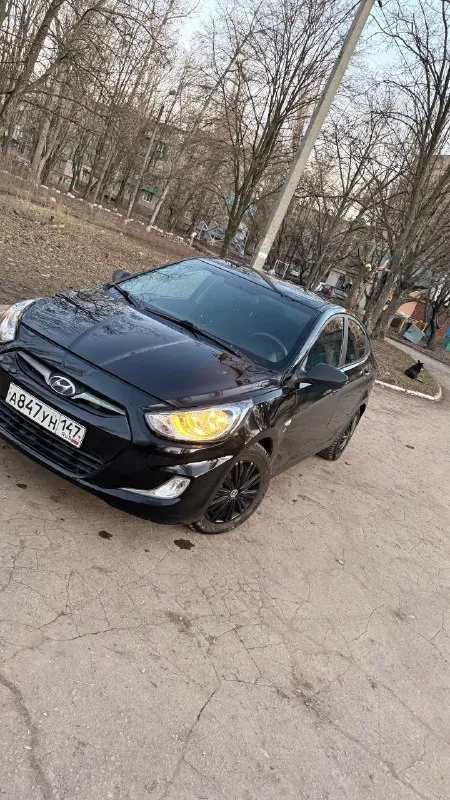 Продам hyundai солярис 2013г 1.6 автомата машина в хорошем состояние полной комплектаций (4 стекло подъемники обогрев всех зеркал +шеток подогрев сидений мульти руль мультимедиа штатная кондиционер ) стоит хорошая резина зима шипи стоимость 765000+торг машина находится в донецке эксплуатация ежедневная по всем вопрос звоните 89889487405 📞 звоните: +7(988)9487405 - фотография - 2