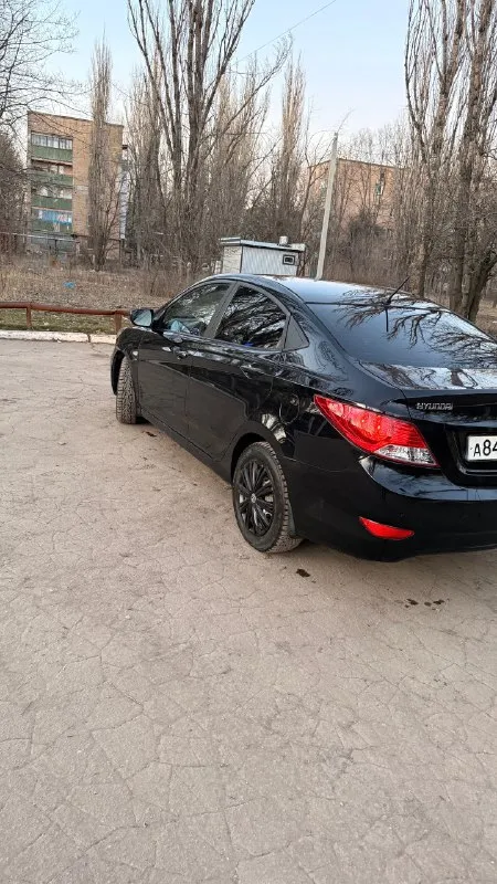 Продам hyundai солярис 2013г 1.6 автомата машина в хорошем состояние полной комплектаций (4 стекло подъемники обогрев всех зеркал +шеток подогрев сидений мульти руль мультимедиа штатная кондиционер ) стоит хорошая резина зима шипи стоимость 765000+торг машина находится в донецке эксплуатация ежедневная по всем вопрос звоните 89889487405 📞 звоните: +7(988)9487405 - фотография - 4