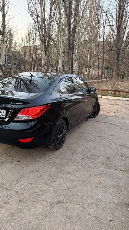 Продам hyundai солярис 2013г 1.6 автомата машина в хорошем состояние полной комплектаций (4 стекло подъемники обогрев всех зеркал +шеток подогрев сидений мульти руль мультимедиа штатная кондиционер ) стоит хорошая резина зима шипи стоимость 765000+торг машина находится в донецке эксплуатация ежедневная по всем вопрос звоните 89889487405 📞 звоните: +7(988)9487405 - фотография - 5