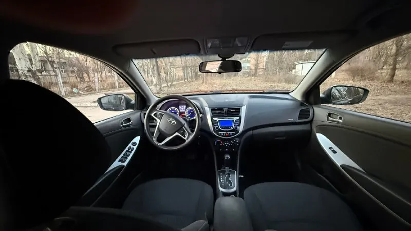 Продам hyundai солярис 2013г 1.6 автомата машина в хорошем состояние полной комплектаций (4 стекло подъемники обогрев всех зеркал +шеток подогрев сидений мульти руль мультимедиа штатная кондиционер ) стоит хорошая резина зима шипи стоимость 765000+торг машина находится в донецке эксплуатация ежедневная по всем вопрос звоните 89889487405 📞 звоните: +7(988)9487405 - фотография - 6