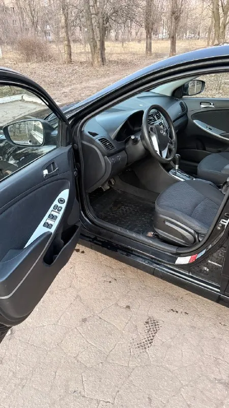 Продам hyundai солярис 2013г 1.6 автомата машина в хорошем состояние полной комплектаций (4 стекло подъемники обогрев всех зеркал +шеток подогрев сидений мульти руль мультимедиа штатная кондиционер ) стоит хорошая резина зима шипи стоимость 765000+торг машина находится в донецке эксплуатация ежедневная по всем вопрос звоните 89889487405 📞 звоните: +7(988)9487405 - фотография - 7