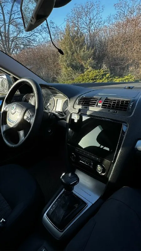 В продаже skoda octavia a5|| рестайлинг с мотором 1.8 tsi автомат, коробка dsg авто 2010 год, пробег 255000 тыс по мотору проблем нет работает ровно и четко масло не берет ! коробка не выбивает сцепление не буксует все передачи переключаются четко! ходовая часть не беспокоит, ничего не стучит, не гремит, не бьет, за авто не стыдно, по электрике все работает, отличная оптика, свет шикарный, гнили нету, стоит магнитола teyes cc3 2k 4/64 брал за 30 тысяч. цена 900 тыс! осмотр г. макеевка+79494799451 телеграмм 📞 звоните: +7(949)4799451 - фотография - 3