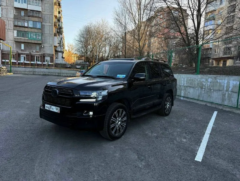 Продам toyota land cruiser 200. 230.000км, 4.5 дизель. покупал новым в салоне в конце 2009, я единственный хозяин, в птс так же одна единственная запись. гаражное хранение. без единого дтп, абсолютно любые проверки. автомобиль в идеальном состоянии как внешне так и по технической части. самая максимальная комплектация (7 мест, передняя-задняя камера, люк, электропривод багажника). в комплекте с авто идет второй ключ, мануалы, второй комплект ковров и второй комплект резины. донецк, +79493233840, +79094341325 3.950.000р 📞 звоните: +7(949)3233840 - фотография - 1