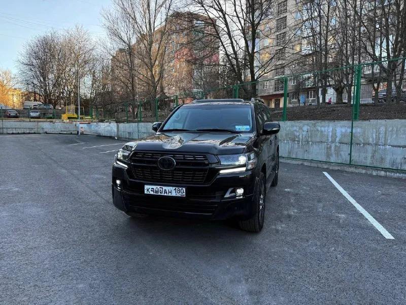 Продам toyota land cruiser 200. 230.000км, 4.5 дизель. покупал новым в салоне в конце 2009, я единственный хозяин, в птс так же одна единственная запись. гаражное хранение. без единого дтп, абсолютно любые проверки. автомобиль в идеальном состоянии как внешне так и по технической части. самая максимальная комплектация (7 мест, передняя-задняя камера, люк, электропривод багажника). в комплекте с авто идет второй ключ, мануалы, второй комплект ковров и второй комплект резины. донецк, +79493233840, +79094341325 3.950.000р 📞 звоните: +7(949)3233840 - фотография - 2