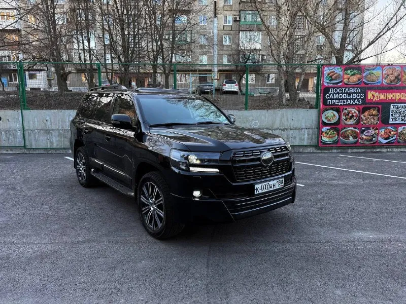 Продам toyota land cruiser 200. 230.000км, 4.5 дизель. покупал новым в салоне в конце 2009, я единственный хозяин, в птс так же одна единственная запись. гаражное хранение. без единого дтп, абсолютно любые проверки. автомобиль в идеальном состоянии как внешне так и по технической части. самая максимальная комплектация (7 мест, передняя-задняя камера, люк, электропривод багажника). в комплекте с авто идет второй ключ, мануалы, второй комплект ковров и второй комплект резины. донецк, +79493233840, +79094341325 3.950.000р 📞 звоните: +7(949)3233840 - фотография - 3