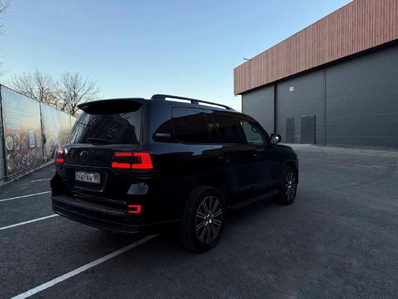 Продам toyota land cruiser 200. 230.000км, 4.5 дизель. покупал новым в салоне в конце 2009, я единственный хозяин, в птс так же одна единственная запись. гаражное хранение. без единого дтп, абсолютно любые проверки. автомобиль в идеальном состоянии как внешне так и по технической части. самая максимальная комплектация (7 мест, передняя-задняя камера, люк, электропривод багажника). в комплекте с авто идет второй ключ, мануалы, второй комплект ковров и второй комплект резины. донецк, +79493233840, +79094341325 3.950.000р 📞 звоните: +7(949)3233840 - фотография - 4