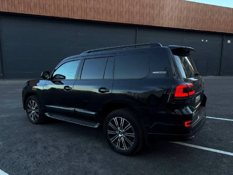 Продам toyota land cruiser 200. 230.000км, 4.5 дизель. покупал новым в салоне в конце 2009, я единственный хозяин, в птс так же одна единственная запись. гаражное хранение. без единого дтп, абсолютно любые проверки. автомобиль в идеальном состоянии как внешне так и по технической части. самая максимальная комплектация (7 мест, передняя-задняя камера, люк, электропривод багажника). в комплекте с авто идет второй ключ, мануалы, второй комплект ковров и второй комплект резины. донецк, +79493233840, +79094341325 3.950.000р 📞 звоните: +7(949)3233840 - фотография - 5
