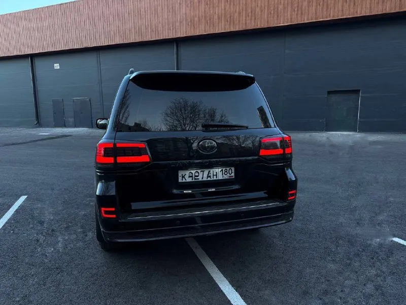 Продам toyota land cruiser 200. 230.000км, 4.5 дизель. покупал новым в салоне в конце 2009, я единственный хозяин, в птс так же одна единственная запись. гаражное хранение. без единого дтп, абсолютно любые проверки. автомобиль в идеальном состоянии как внешне так и по технической части. самая максимальная комплектация (7 мест, передняя-задняя камера, люк, электропривод багажника). в комплекте с авто идет второй ключ, мануалы, второй комплект ковров и второй комплект резины. донецк, +79493233840, +79094341325 3.950.000р 📞 звоните: +7(949)3233840 - фотография - 6