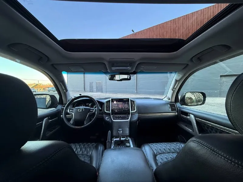 Продам toyota land cruiser 200. 230.000км, 4.5 дизель. покупал новым в салоне в конце 2009, я единственный хозяин, в птс так же одна единственная запись. гаражное хранение. без единого дтп, абсолютно любые проверки. автомобиль в идеальном состоянии как внешне так и по технической части. самая максимальная комплектация (7 мест, передняя-задняя камера, люк, электропривод багажника). в комплекте с авто идет второй ключ, мануалы, второй комплект ковров и второй комплект резины. донецк, +79493233840, +79094341325 3.950.000р 📞 звоните: +7(949)3233840 - фотография - 8