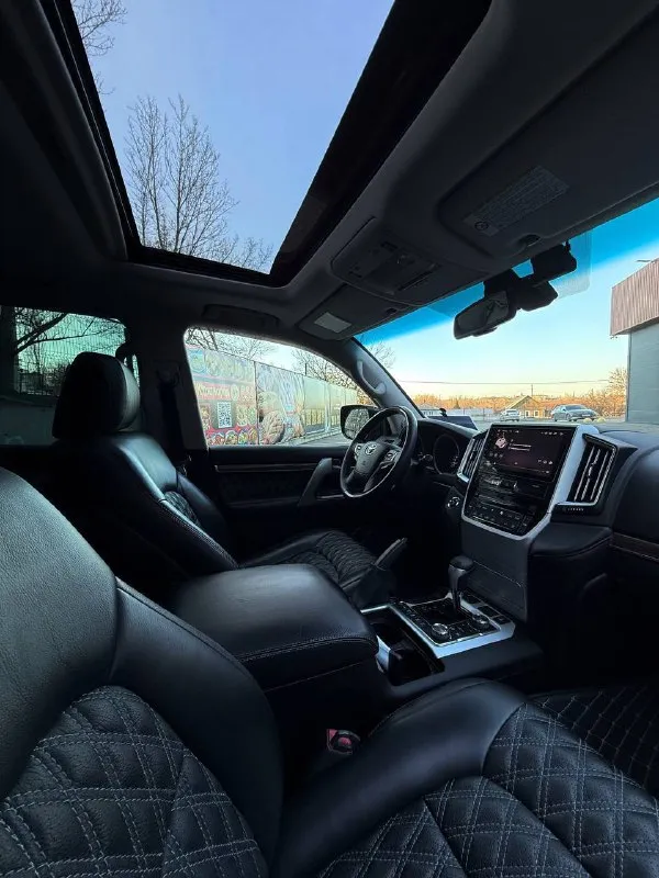 Продам toyota land cruiser 200. 230.000км, 4.5 дизель. покупал новым в салоне в конце 2009, я единственный хозяин, в птс так же одна единственная запись. гаражное хранение. без единого дтп, абсолютно любые проверки. автомобиль в идеальном состоянии как внешне так и по технической части. самая максимальная комплектация (7 мест, передняя-задняя камера, люк, электропривод багажника). в комплекте с авто идет второй ключ, мануалы, второй комплект ковров и второй комплект резины. донецк, +79493233840, +79094341325 3.950.000р 📞 звоните: +7(949)3233840 - фотография - 9