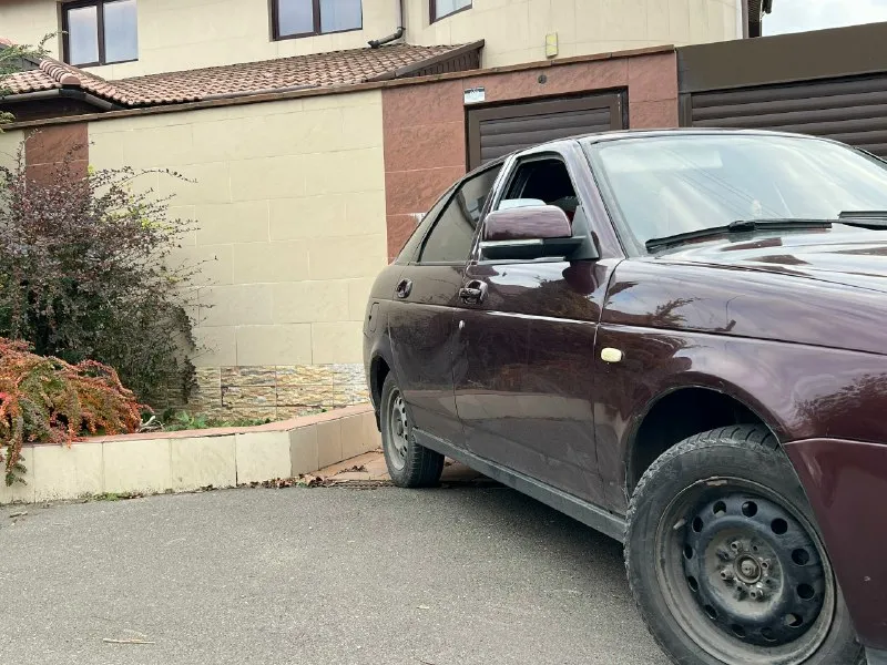 Продам 💥 🔹 ваз приора 🔹год 2010 🔹пробег 237 тысяч родной 🔹двигатель 1.6( 16 клап) 🔹кпп 5 ст комплектация норма авто в хорошем состоянии двигатель работает отлично кпп тоже не хрустит не выбивает. ходовая после ремонта. в отличном состоянии без вложений. эва коврики, не плохая музыка подогрев и регулировка зеркал, передние стеклоподъёмники. на учёте. юридически чистая дно отличное.79490446762 резину под замену донецк 🔥цена 340 руб торг минимальный !! 📞 звоните: +7(949)0446762 - фотография - 4